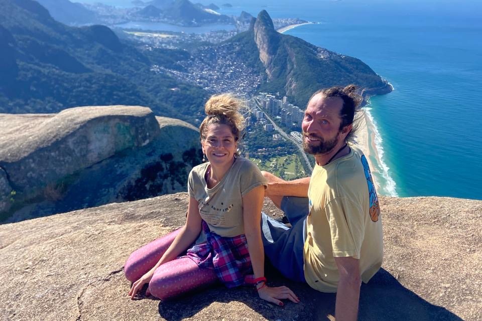 Fernanda and Simon in Rio de Janeiro, with the coast and the Dois Irmãos mountain behind them
