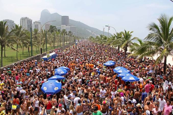 Bloco mit tausenden Menschen an der Strandpromenade